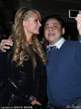 组图：豪门浪女希尔顿深V亮相 叔叔猛揩油