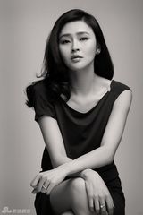 组图：于明加黑白写真演绎复古美人