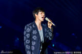 高清组图：玄彬上海开唱 与粉丝合影自拍乐陶陶