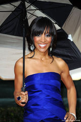 高清组图：黑人女星肖恩-罗宾森主打蓝色撑伞亮相