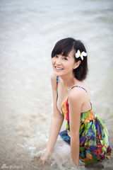 组图：戴娇倩异国大片深V出镜性感清新