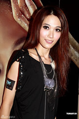 幻灯：林莉出席新书发布会 全裸彩绘出镜不清场