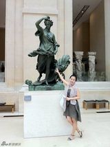 组图：朱紫汶畅游欧洲写真 休闲打扮显随心惬意