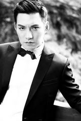 组图：严屹宽玩转复古风 黑白写真魅惑绅士