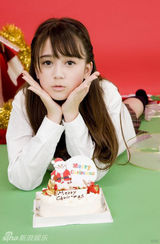 组图：日意混血奥真奈美圣诞写真 甜美乖巧惹人爱