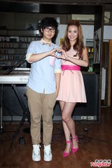 组图：安心亚为汪苏泷站台 粉裙娇俏笑容甜美