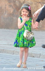 高清：小苏瑞现身片场 躺在妈妈身上像女王般尊贵