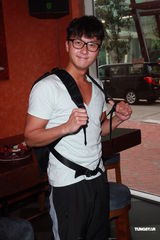 组图：周丽淇预祝生日 感情随缘绝不隐瞒