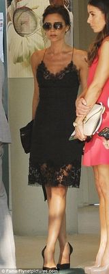 组图：贝嫂蕾丝裙亮相温网看台 黑超遮面秀美背