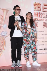 组图：葛仲珊获最佳新人奖 登台表演花裙抢镜