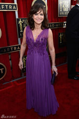 组图：19届演员工会奖举行 女星各色长裙PK红毯