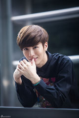 高清组图：独家对话韩国摇滚花美男鲁敏宇