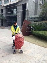 组图：杨臣刚自曝当爸 六个月女儿漂亮不随爹