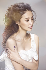 组图：张歆艺杂志大片掀欧美风 复古波浪卷凌乱时尚