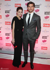 组图：纽约名媛奥利维亚-巴勒莫黑色连身装亮相