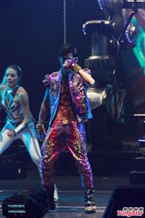 组图：周杰伦开个唱大秀人鱼线 张智霖同台助阵