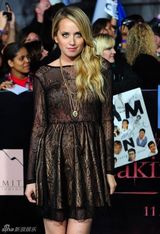 组图：《破晓》首映三人组亮相 斯图尔特秀长腿