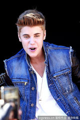 组图：比伯当街献唱谢歌迷 小天王自恋摸发