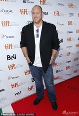 组图：《对的错误》首映 莎拉-坎宁着抹胸裙