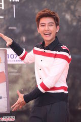 组图：炎亚纶新专辑签唱会自曝曾是愤青