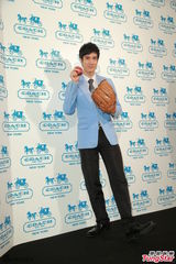 组图：王力宏西装亮相代言阳光俊朗