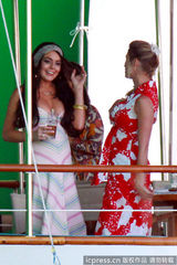 组图：林赛着爆乳吊带裙撕打不慎露半球