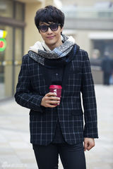 组图：杨金承街拍格子西装气质儒雅