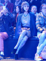 组图：甘露时装周冷酷看秀与人全程无交流