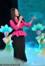 组图：杨钰莹重庆商演捞金红衣喜庆