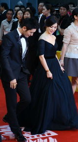 组图：《太平轮》剧组压轴红毯 蔡琳甜蜜挽男友