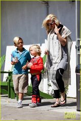 组图：辣妈史蒂芬妮潮装接仔 爱子可爱吃酸奶