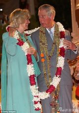 组图:查尔斯夫妇恒河参加宗教仪式戴花环秀恩爱