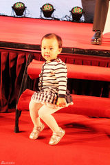 独家：贾乃亮爱女小甜馨激萌抢镜 粉脸嘟嘟可爱