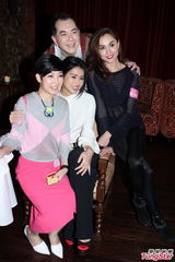 组图：胡杏儿否认李思捷追求 称手挽手是好友