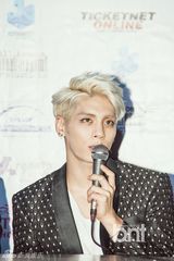 组图：EXO学院风亮相马尼拉记者会 SHINee时尚