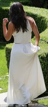 组图：卡戴珊懒理争议亮相派对美腿抢镜