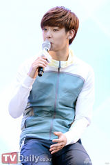 组图：韩团CNBLUE休闲装宣传清新帅气