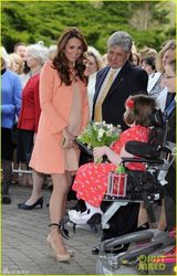 组图：凯特王妃大肚做访问 被传怀小王子