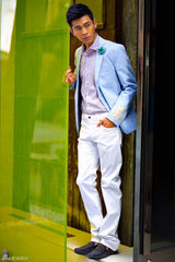 组图：乔振宇休闲写真清新 小西装引领初夏风