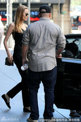 组图：朱莉黑衣现身暴瘦 不着内衣大方凸点