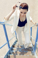 组图：张馨予“男人婆”写真 白色西装妩媚干练