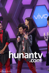 组图：林志玲黑色蕾丝短裙与何炅比高