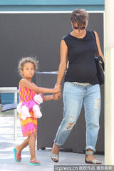 组图：哈利贝瑞挺肚逛街 爱女见镜头扮鬼脸