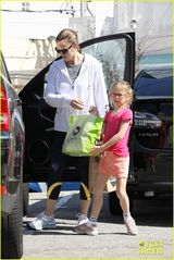 组图：小本妻女现身披萨聚会 穿着随性惬意