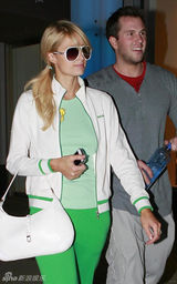 幻灯图集：希尔顿与男友相伴健身 心情大好笑不停