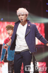 组图：神话新曲夺冠吻奖杯 SHINee钟铉银发回归