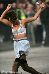 组图：蕾哈娜穿比基尼拍摄mv 扮叛逆少女街头狂奔