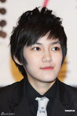 组图：泰国偶像宣传同志电影 Aom甜美外型Tina酷帅