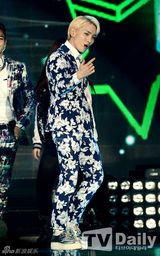 组图：SHINee等亮相活动 Rainbow等T台走秀