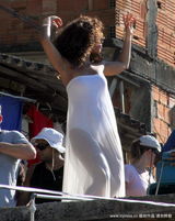 幻灯：艾丽西亚-凯斯街头拍新歌MV 补妆不忘秀肥臀